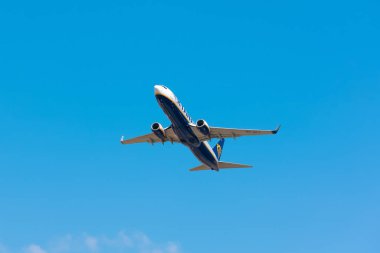 Boryspil, Ukrayna - 20 Ağustos 2020: Ryanair 'in Boeing 737-800 (9H-QCY) uçağı Boryspil Uluslararası Havalimanı' ndan havalanıyor