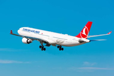 Boryspil, Ukrayna - 20 Ağustos 2020: Türk Havayolları 'nın Airbus A330-300 (TC-LND) uçağı Boryspil Uluslararası Havaalanından kalkıyor