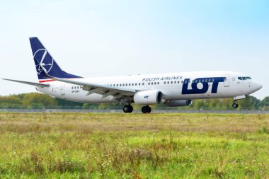 Boryspil, Ukrayna - 10 Ekim 2020: Boryspil Uluslararası Havalimanı LOT Polonya Havayolları 'ndan Boeing 737-800 (SP-LWF) uçağı