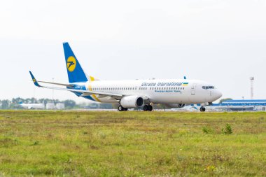 Boryspil, Ukrayna - 10 Ekim 2020: Boeing 737-800 (UR-PSQ) Ukrayna Uluslararası Havayolları Boryspil Uluslararası Havaalanı