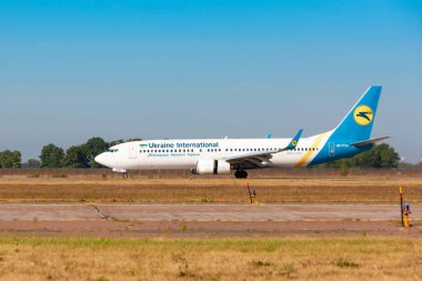 Boryspil, Ukrayna - 10 Eylül 2019: Boryspil Uluslararası Havalimanı 'ndaki Ukrayna Uluslararası Havayolları' nın Boeing 737-800 (UR-PSD) uçağı