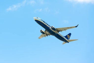 Boryspil, Ukrayna - 6 Haziran 2019: Ryanair 'in Boeing 737-800 (SP-RSE) uçağı Boryspil Uluslararası Havalimanı' ndan havalanıyor