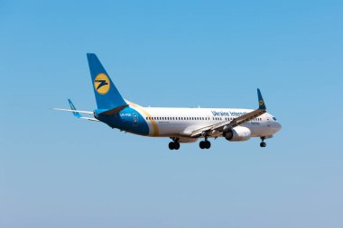 Boryspil, Ukrayna - 27 Ağustos 2019: Ukrayna Uluslararası Havayolları 'nın Boeing 737-800 (UR-PSD) uçağı Boryspil Uluslararası Havaalanına iniyor