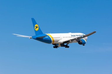 Boryspil, Ukrayna - 24 Ağustos 2019: Ukrayna Uluslararası Havaalanının Boeing 777-200ER (UR-GOB) uçağı Boryspil Uluslararası Havaalanından kalkıyor