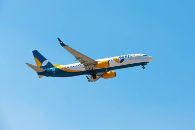 Boryspil, Ukrayna - 24 Ağustos 2019: Boeing 737-800 (UR-UTQ) Azur Havaalanı Ukrayna Boryspil Uluslararası Havalimanı 'ndan kalkıyor