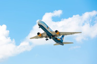 Boryspil, Ukrayna - 6 Haziran 2019: Azur Air Ukrayna 'nın Boeing 767-300 (UR-AZD) uçağı Boryspil Uluslararası Havalimanı' ndan kalkıyor
