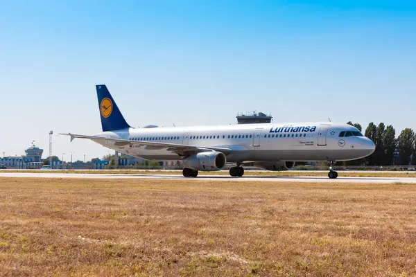 Boryspil, Ukrayna - 10 Eylül 2019: Boryspil Uluslararası Havaalanı Lufthansa Airbus A321 (D-AISN)