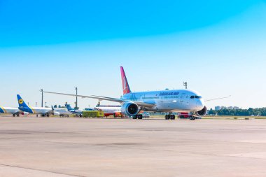 Boryspil, Ukrayna - 1 Temmuz 2020: Türk Hava Yolları 'ndan Boeing 787 Dreamliner (TC-LLK) Boryspil havaalanında taksicilik yapıyor