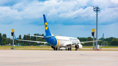 Boryspil, Ukrayna - 14 Temmuz 2020: Ukrayna Uluslararası Havayolları 'nın Boeing 737 (UR-PSX) uçağı