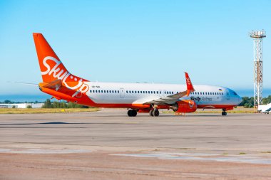 Boryspil, Ukrayna - 13 Ağustos 2020: Boryspil Uluslararası Havalimanı SkyUp Airlines 'ın Boeing 737-900ER (UR-SQI) uçağı