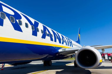 Varşova, Polonya - 3 Temmuz 2022: Ryanair 'in Boeing 737-800 (SP-RSD) Varşova Modlin Havalimanı