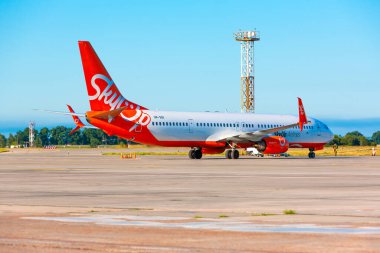 Boryspil, Ukrayna - 13 Ağustos 2020: Boryspil Uluslararası Havalimanı SkyUp Airlines 'ın Boeing 737-900ER (UR-SQI) uçağı