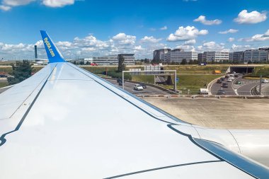 Paris, Fransa - 21 Haziran 2019: Ukrayna Uluslararası Havayolları 'nın Boeing 737-800 (UR-UIB) uçağının Wingview' i Paris Charles De Gaulle Havaalanı