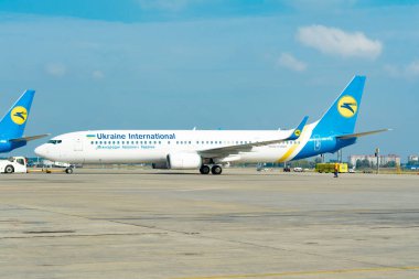 Boryspil, Ukrayna - 4 Ekim 2020: Boeing 737-900 (UR-PSI) Ukrayna Uluslararası Havayolları Boryspil Havaalanı