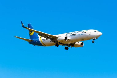 Boryspil, Ukrayna - 21 Eylül 2020: Ukrayna Uluslararası Havayolları 'nın Boeing 737-800 (UR-PSM) uçağı Boryspil havaalanına iniyor