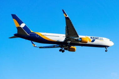 Boryspil, Ukrayna - 2 Ocak 2021: Azur Air 'in Boeing 767-300 (UR-AZK) uçağı Boryspil havaalanına iniyor