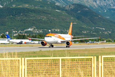 Tivat, Karadağ - 3 Temmuz 2021: Easyjet Airbus A320 (HB-JXI) Tivat Havalimanı