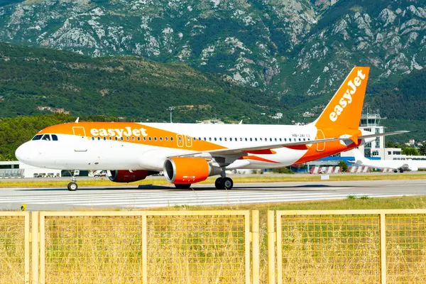 Tivat, Karadağ - 3 Temmuz 2021: Easyjet Airbus A320 (HB-JXI) Tivat Havalimanı