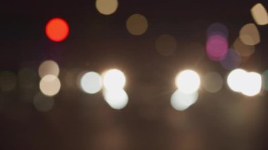 Gece şehir trafiği. Bokeh ışıkları bulanıklaştırdı. Yavaş çekim 100 fps. 4 bin. Yüksek kalite 4k görüntü