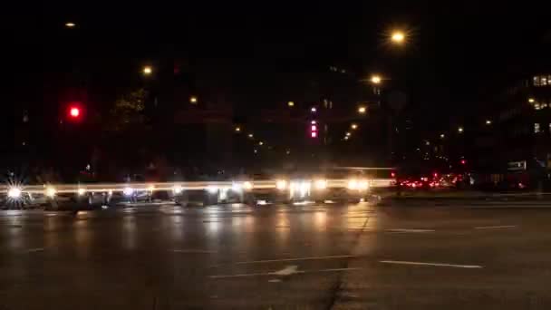 Şehirdeki Trafiğin Gece Vakti Akışı Yüksek Kalite Görüntü — Stok video
