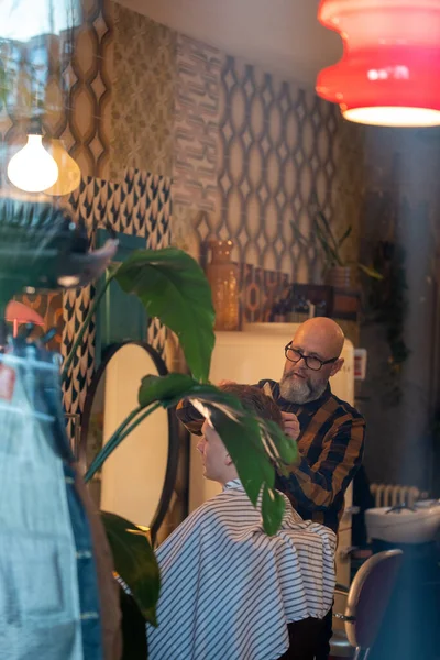 Brodaty Fryzjer Obcinający Włosy Klientowi Salonie Fryzjerskim Wysokiej Jakości Zdjęcie — Zdjęcie stockowe