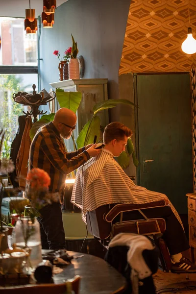 Barbeiro Barbudo Cortando Cabelo Cliente Uma Barbearia Foto Alta Qualidade — Fotografia de Stock