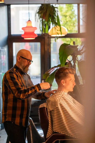 Bärtiger Männlicher Friseur Schneidet Einem Kunden Einem Friseursalon Die Haare Stockbild