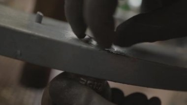 İnşaat alanında elle gevşetilmiş metal cıvata. Yüksek kalite 4k görüntü
