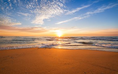 Günbatımında gökyüzü. Doğa bileşimi!