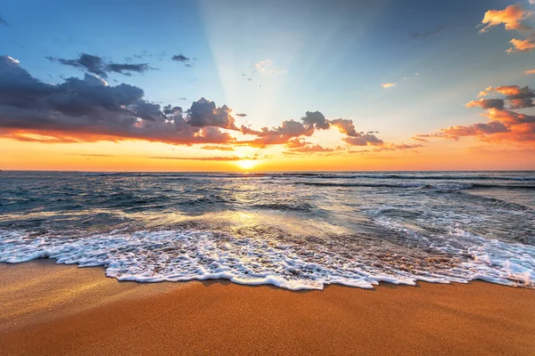 Denizin Üzerinde Güzel Bulutlar Güneşin Doğuşu — Stok fotoğraf