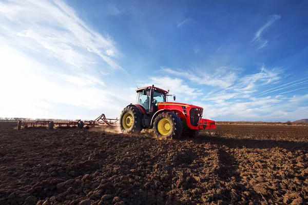 Traktorns Odlingsfält Vid Källan — Stockfoto
