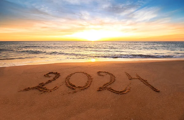 해변에서 받으세요 2024 해돋이에 해변에 쓰여진 텍스트 스톡 사진