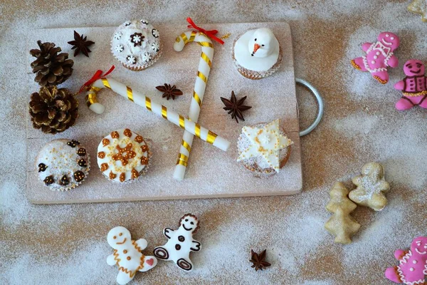 Χριστουγεννιάτικη Σύνθεση Χριστουγεννιάτικα Cupcakes Διακοσμημένα Γλάσο Και Περιτριγυρισμένα Από Ξυλάκια — Φωτογραφία Αρχείου