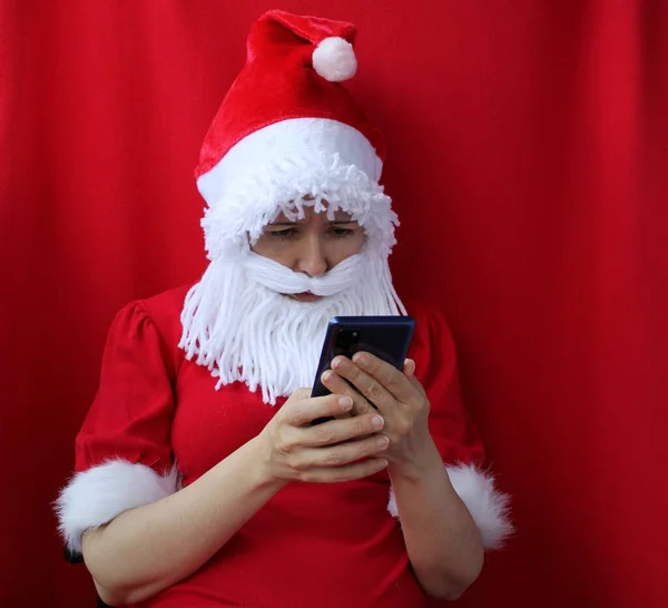 Frau Rot Mit Nikolausmütze Und Perücke Mit Ihrem Smartphone — Stockfoto