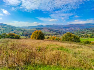 Sonbahar manzarası, güneşli havalarda bulutlarla dolu.