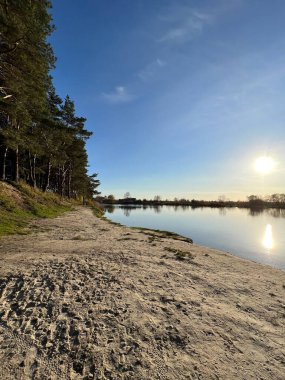 Güz havası, göl ve ormanla mükemmel güneşli havada.