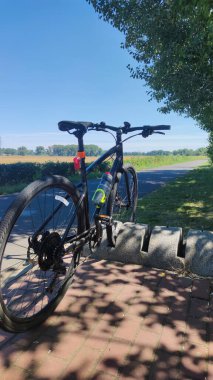Yaz mevsiminde yolda çakıl bisikleti sürmek