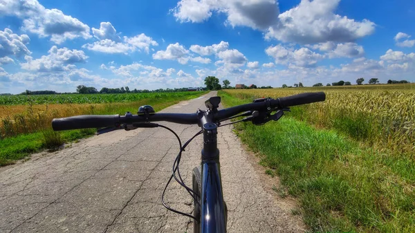 Yaz Mevsiminde Yolda Çakıl Bisikleti Sürmek Stok Resim