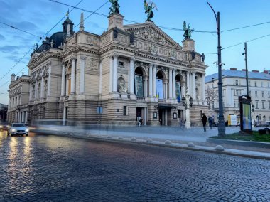 Ukrayna 'nın sonbahar mevsiminde Lviv şehrinin mükemmel gece manzarası