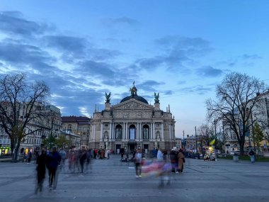 Ukrayna 'nın sonbahar mevsiminde Lviv şehrinin mükemmel gece manzarası