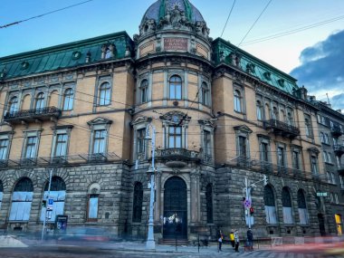 Ukrayna 'nın sonbahar mevsiminde Lviv şehrinin mükemmel gece manzarası