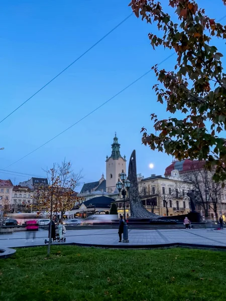 ภาพกลางค สมบ แบบของเม Lviv ในย เครนในฤด ใบไม — ภาพถ่ายสต็อก