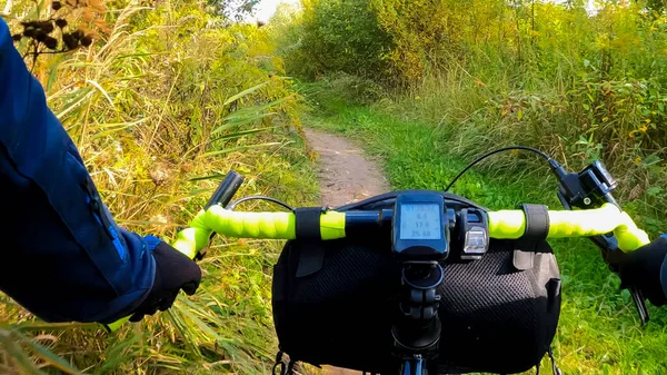 Yaz Mevsiminde Yolda Çakıl Bisikleti Sürmek Telifsiz Stok Fotoğraflar