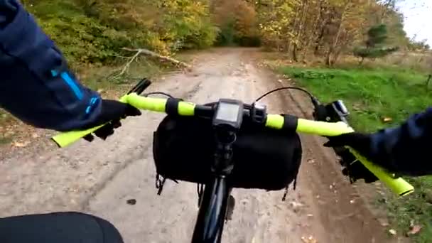 Kavicsos Kerékpárút Úton Őszi Szezonban — Stock videók