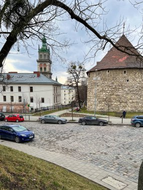 Yaz mevsiminde eski şehir Lviv mimarisi. 