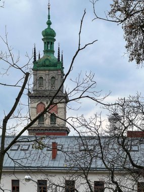 Yaz mevsiminde eski şehir Lviv mimarisi. 