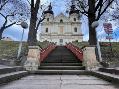 Yaz mevsiminde eski şehir Lviv mimarisi. 