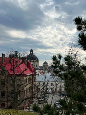 Yaz mevsiminde eski şehir Lviv mimarisi. 