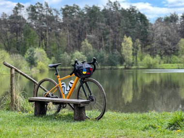 Bahar mevsiminde şehir parkında çakıl bisikleti