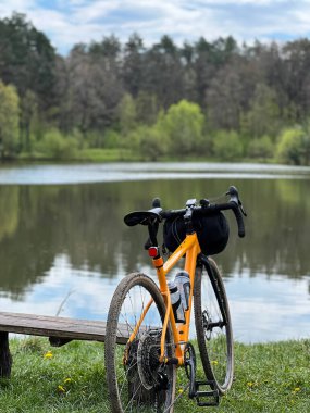 Bahar mevsiminde şehir parkında çakıl bisikleti